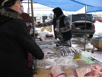 На оптовой ярмарке в Луганске возник ажиотаж вокруг куриных яиц фоторепортаж