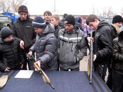 Луганских школьников окунули в милицейские будни фото