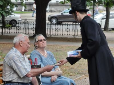 Пушкин в свой день рождения возложил цветы к памятнику Шевченко фото