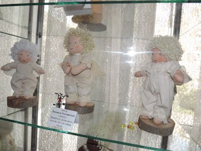 В Луганске открылась наивная выставка кукол