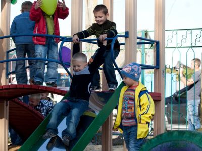 В Новосветловке при содействии Владимира Медяника оборудовали площадку в яслисаде Аленушка