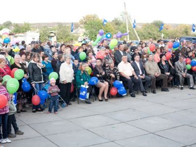 Владимир Медяник поздравил жителей Новосветловки с Днем поселка
