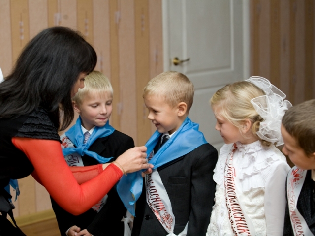 По инициативе Владимира Медяника еще одна школа Краснодонского района была компьютеризирована и обеспечена учебниками