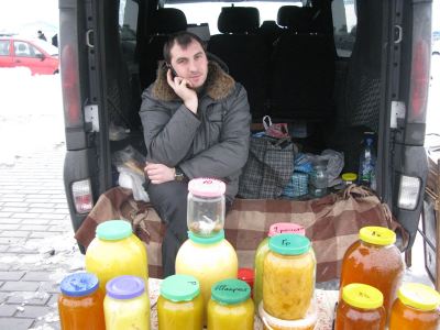 На оптовой ярмарке в Луганске возник ажиотаж вокруг куриных яиц фоторепортаж