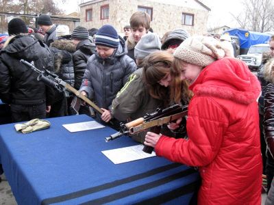 Луганских школьников окунули в милицейские будни фото
