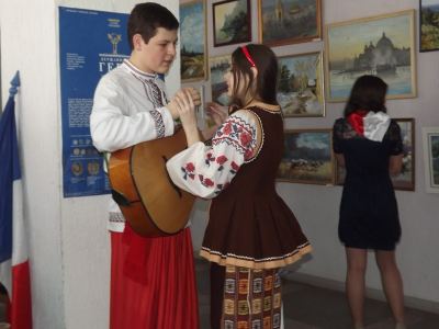 Луганские студенты предложили отведать борща и станцевать лезгинку фото видео