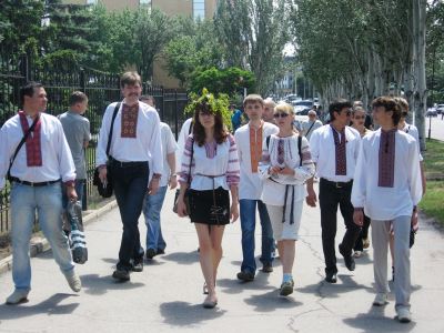 В Луганске провели марш в вышиванках фото