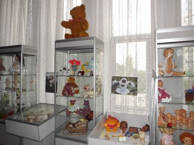 В Луганске открылась наивная выставка кукол