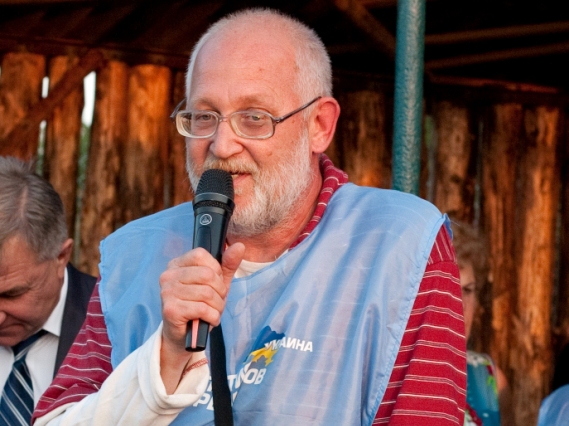 Владимир Медяник открыл новую детскую площадку на улице им Газеты Луганская правда