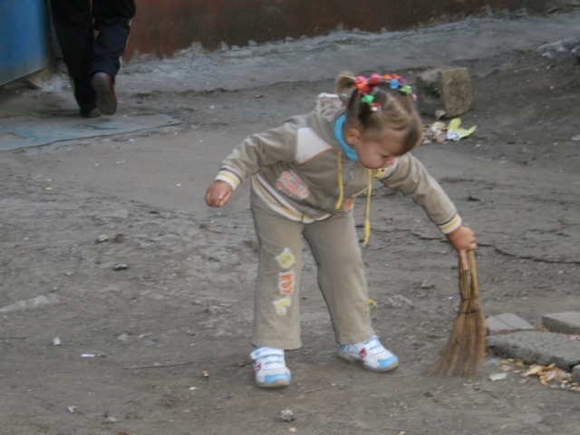 При содействии Владимира Медяника на квартале Шевченко состоялся субботник с музыкой