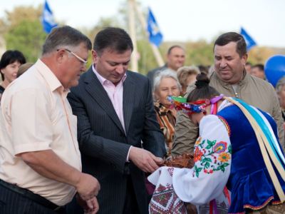 Владимир Медяник поздравил жителей Новосветловки с Днем поселка