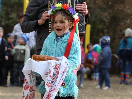 В селе Пархоменко при содействии Владимира Медяника открылась первая детская площадка
