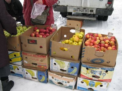 На оптовой ярмарке в Луганске возник ажиотаж вокруг куриных яиц фоторепортаж