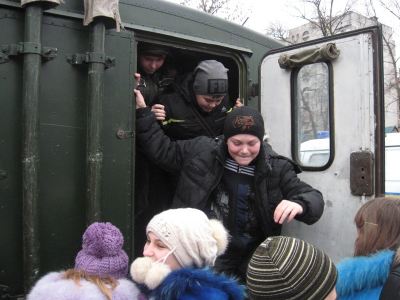 Луганских школьников окунули в милицейские будни фото