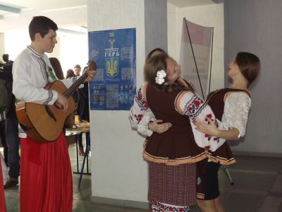 Луганские студенты предложили отведать борща и станцевать лезгинку фото видео