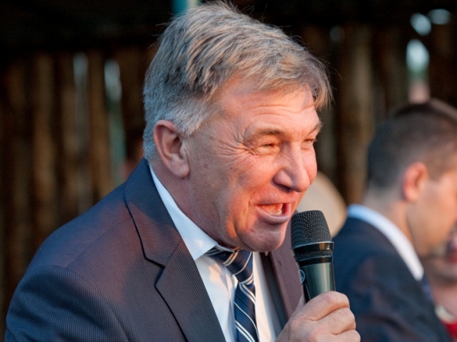 Владимир Медяник открыл новую детскую площадку на улице им Газеты Луганская правда