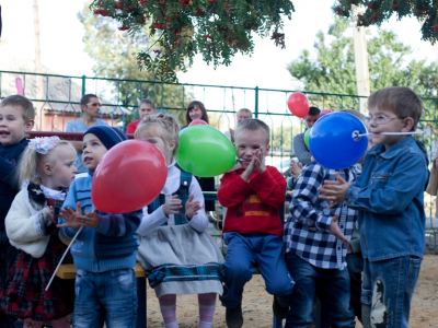 В Новосветловке при содействии Владимира Медяника оборудовали площадку в яслисаде Аленушка