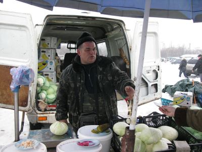 На оптовой ярмарке в Луганске возник ажиотаж вокруг куриных яиц фоторепортаж