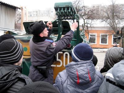 Луганских школьников окунули в милицейские будни фото