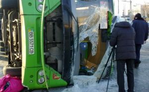 В Луганске перевернулся городской автобус. Есть пострадавшие