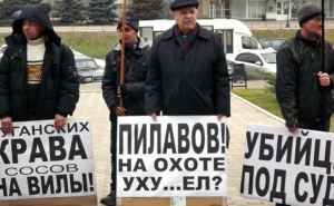 «Пилавов на охоте уху...ел»: в Луганске активисты с автоматами и хлопушками пикетировали мэрию (фото)