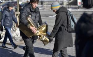 В Киеве вместо памятника Ленину установили «золотой» унитаз (фото, видео)