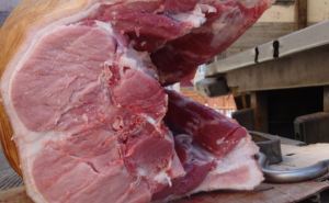 Луганчане не боятся африканской чумы и продолжают покупать мясо (видео)