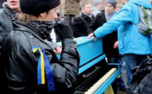 В результате драки на Евромайдане в Луганске пострадало пианино (фото, видео)