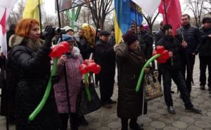 Праздник к нам приходит: в Луганске СБУшники раздавали оппозиционерам валентинки и воздушные шары (фото)