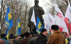 На Евромайдане в Луганске очередной конфликт: активистов облили неизвестным химическим веществом (видео)