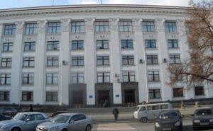 В здание Луганской облгосадминистрации пытаются прорваться люди в масках (фото)