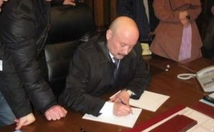 Луганский губернатор, которого вчера протестующие отправили в отставку, заявил что продолжает исполнять свои обязанности
