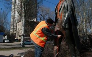 Памятник Кобзону в Донецке облили краской