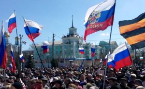 «Нет» выборам президента! «Да» — референдуму!: в центре Луганска проходит масштабный митинг (фото)