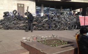 Здание Донецкой облгосадминистрации забаррикадировали шинами и колючей проволокой (фото)