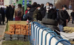 Баррикады возле СБУ в Луганске: что происходит после захвата ведомства? (фото, видео)