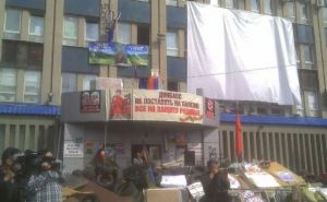 «Народный сход» в Луганске, или Что происходит возле захваченного здания СБУ (фото, видео)