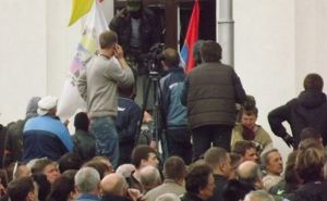 Милиционеры заблокированы во дворе Луганской ОГА. От них требуют сдать оружие