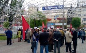 В центре Луганска собираются люди на первомайскую демонстрацию (фото)