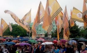 В Луганске начался торжественный митинг, посвященный проведенному референдуму (фото)