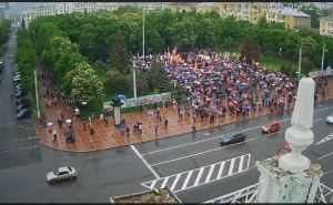 Что происходит на площади возле памятника Шевченко? (веб-камера)