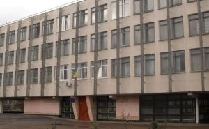 В Луганске четверо вооруженных людей похитили директора школы