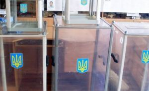 В Харькове мужчина пытался повредить урну для голосования