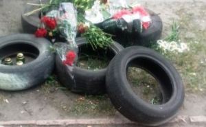 Луганчане приносят цветы к зданию облгосадминистрации (фото)