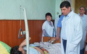 Мэр Луганска посетил людей, раненных в результате вооруженных столкновений