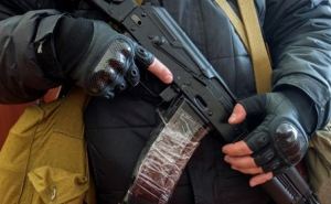 В Луганской области вооруженные люди похитили из горотдела милиции табельное оружие