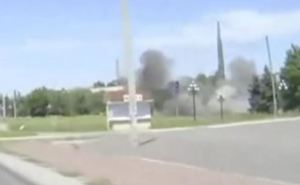 В Луганске видеорегистратор заснял взрывы снарядов в районе автовокзала (видео)