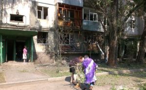 В результате обстрела в Луганске пострадала многоэтажка в восточных кварталах (фото)