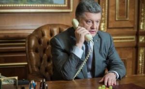 Порошенко обсудил с Меркель урегулирование ситуации на Донбассе