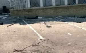 Последствия попадания снаряда на улицу Фабричная, 25 в Луганске (фото)